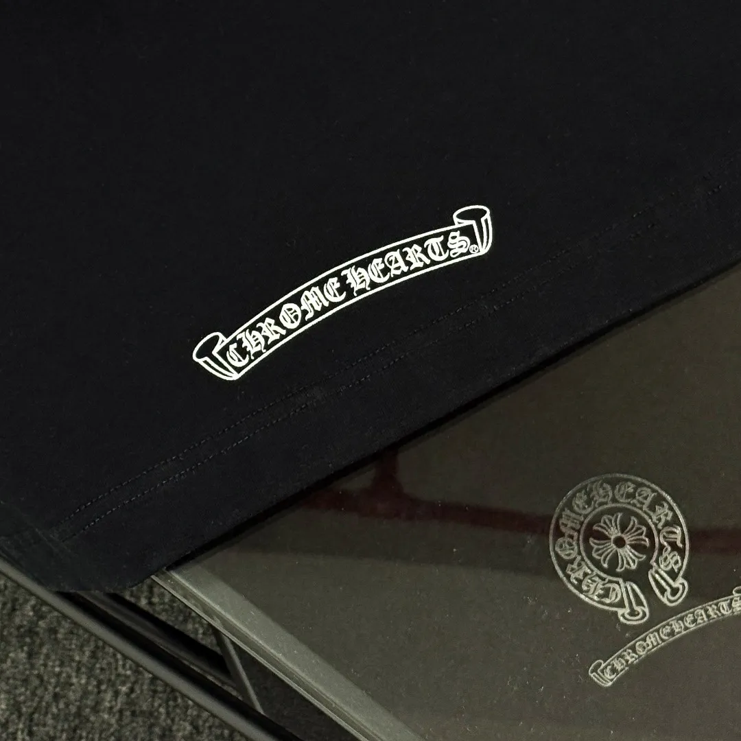 P180 Chrome Hearts Chrome Hearts 25 high version. The fabric is made of 300 grams of high-density pure cotton. It does not deform or shrink. It has three labels. It is the same style for men and women. Technology: suede foam printing. Color: white black. SIZE: S-XL.